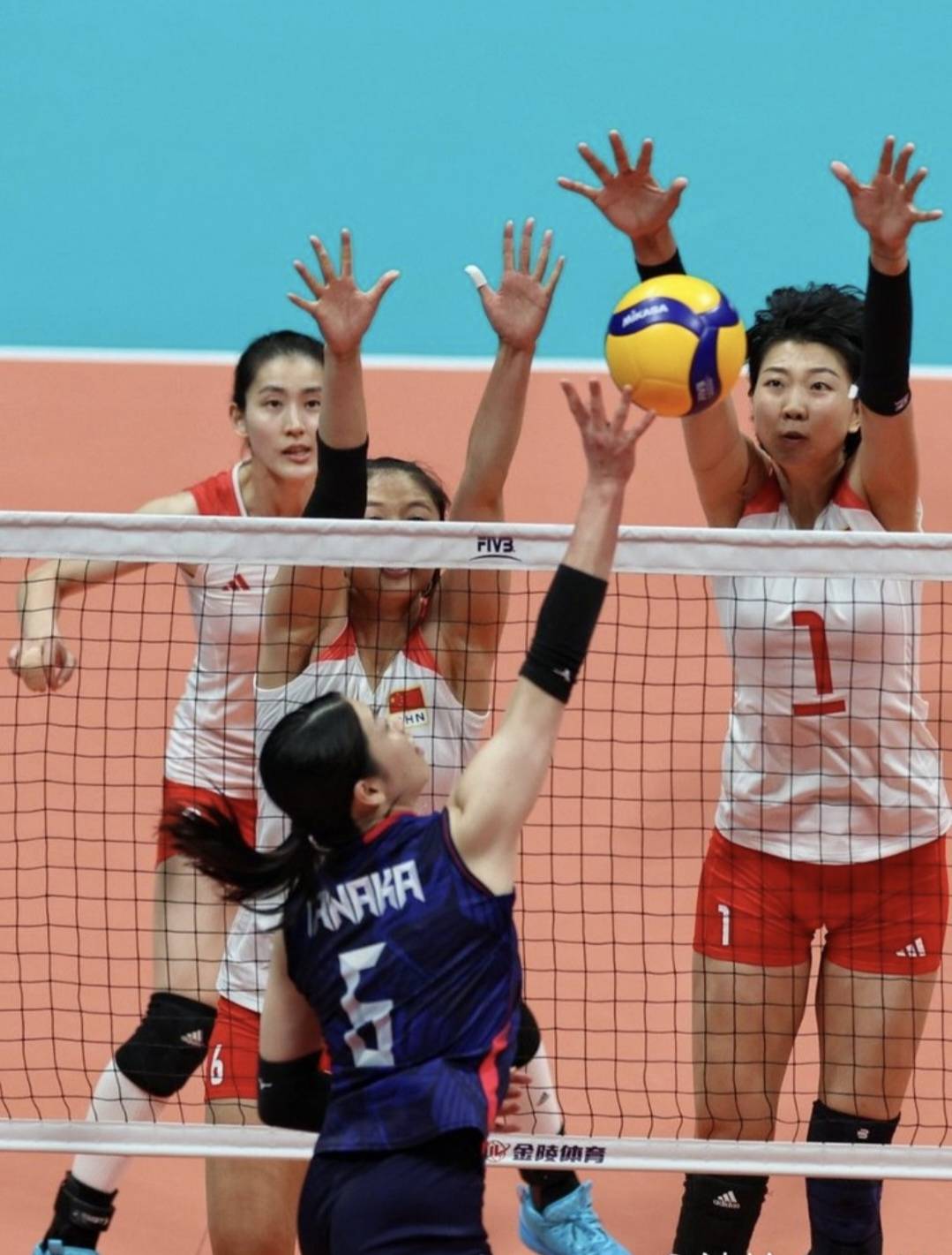 巴西沙滩排球队斩获金牌，实力出众