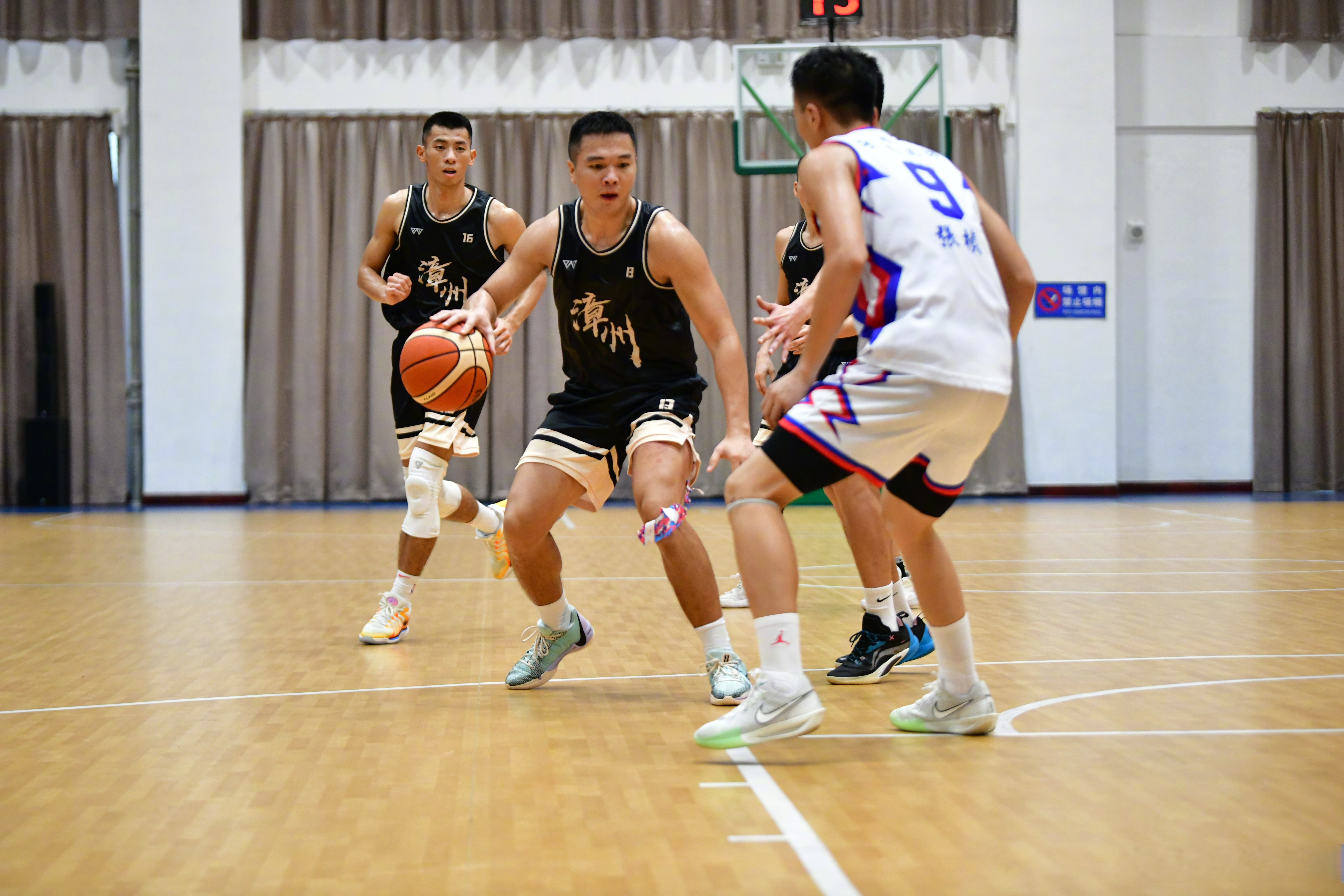 1xBit体育在线-紧张时刻，球员奋力拼搏争胜