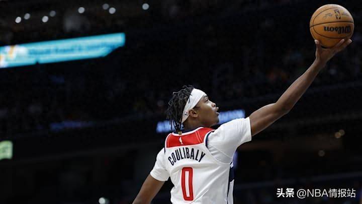 星球巨星在现场NBA比赛中的尴尬瞬间 星球巨星在现场NBA比赛中的尴尬瞬间