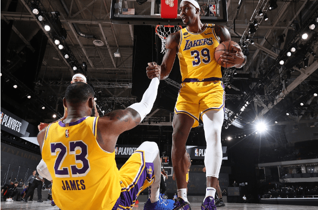 开拓者队全队合力,联手逆转夺取胜利 开拓者队全队合力,联手逆转夺取胜利