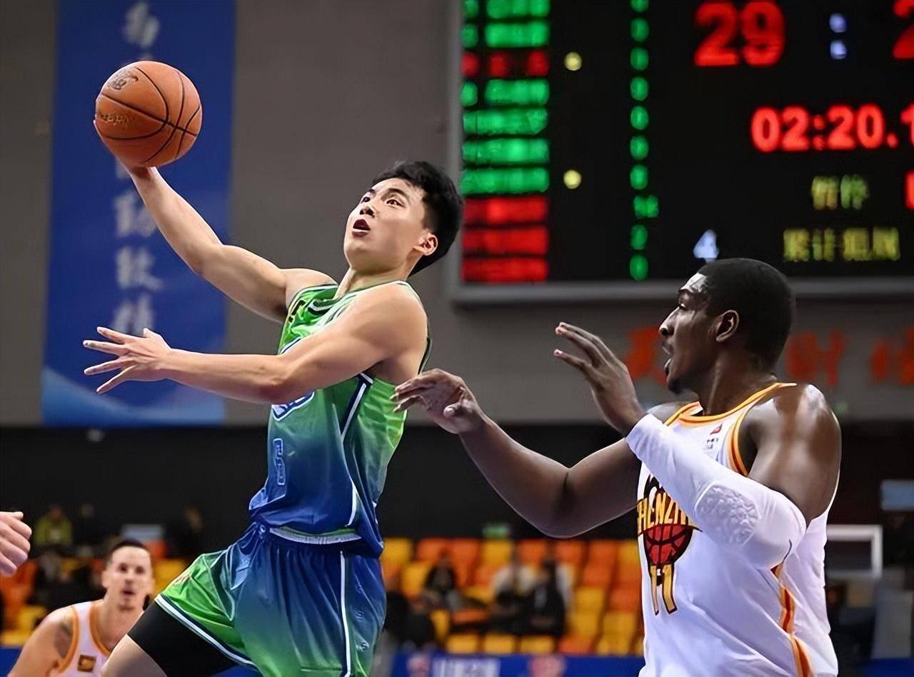 新疆队大胜对手,全队篮板控制优势 新疆队大胜对手,全队篮板控制优势