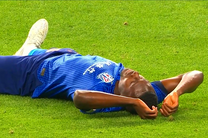 中超球员投入草根联赛比赛，展现敬业态度的简单介绍